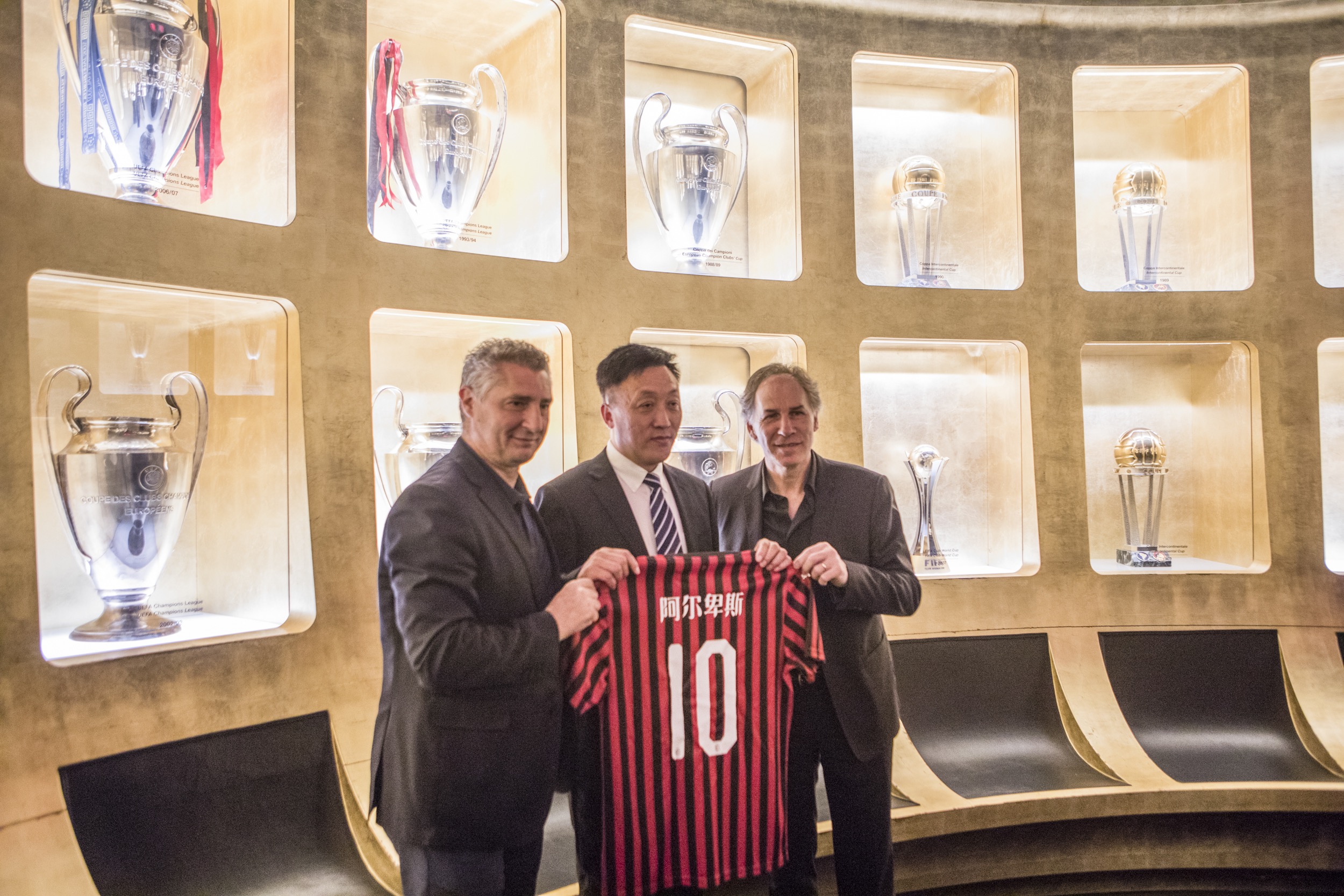 法媒：伤愈复出后难获信任，登贝莱与教练组关系变得紧张（法媒：复出难获信任，登贝莱与教练组关系日益紧张）