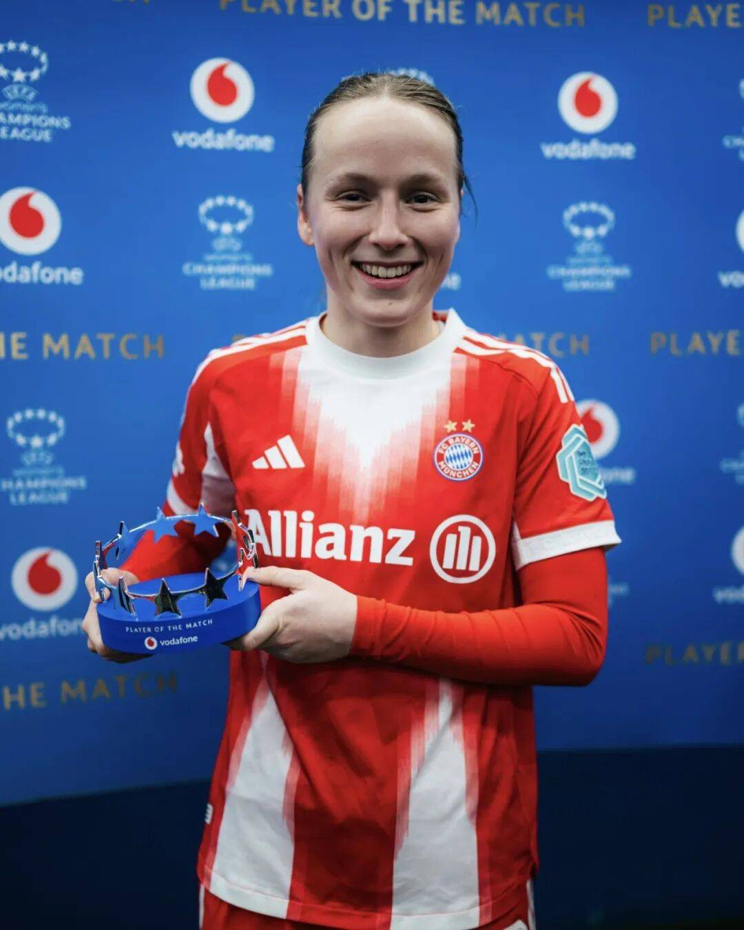 成都蓉城新掌门人徐正源续约并推动三名球员签约，球队迅速崛起，有望争冠。