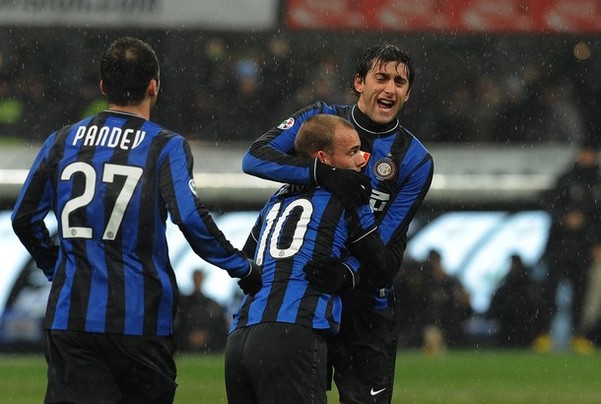 他刚在踢上港的比赛爆发，就被老东家解约离队，球迷建议来中超