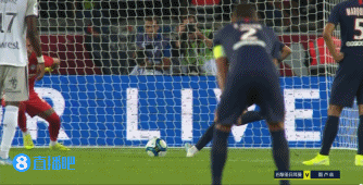 邮报：伯恩茅斯后卫塞内西与女足后卫鲍尔斯成英超新明星情侣（英媒称伯恩茅斯后卫塞内西与女足后卫鲍尔斯成为英超圈新晋明星情侣）