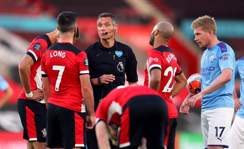 德容：难道我非要去英超才能证明自己的价值吗？我不这么认为（德容：证明价值不必非得去英超——我不认同这种看法）