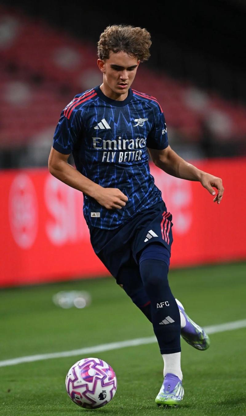 王大雷晒和女儿一起跳舞的视频，韦世豪：有点卡哇伊了