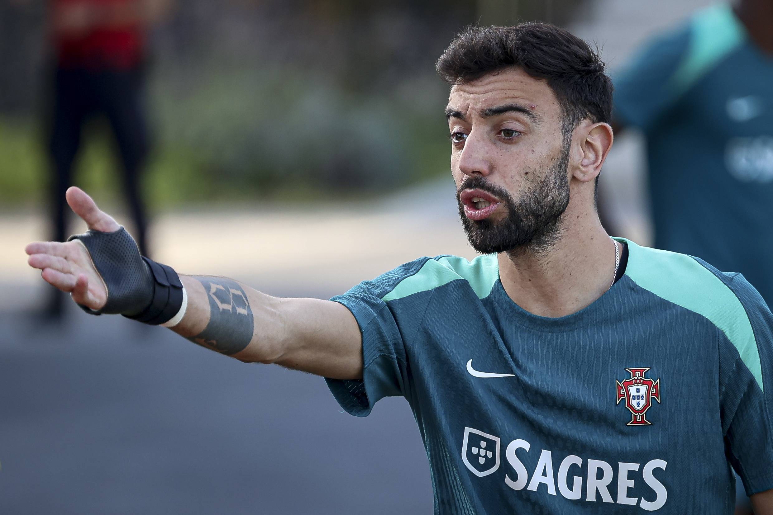 前锋连续三轮破门，全场观众沸腾