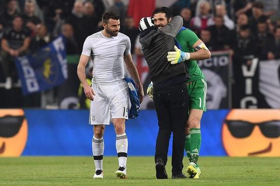 AC米兰1-0登顶意甲！38岁名将却抢走风头，带队12场不败紧追榜首（AC米兰1-0小胜登上榜首，38岁老将抢镜，率队豪取12场不败）