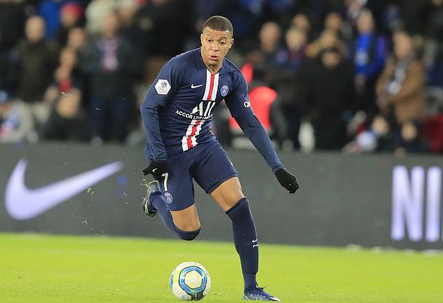 英冠半场：伯吉斯乌龙，雷克瑟姆暂1-0斯旺西（英冠半场战况：伯吉斯自摆乌龙，雷克瑟姆暂以1-0领先斯旺西）