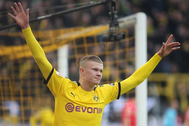 巴黎人报：一极端球迷组织庆祝成立20周年，在埃菲尔铁塔大放焰火