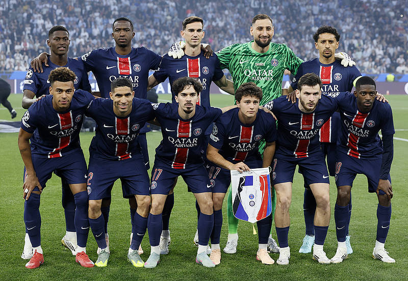 马刺半场4人得分上双，命中11记三分领先鹈鹕20分