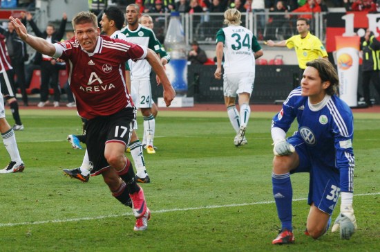 曼联前锋齐尔克泽面临转会，俱乐部对其持开放态度，但仍在培养塞斯科，寻求锋线补充，转会市场激烈争夺中。