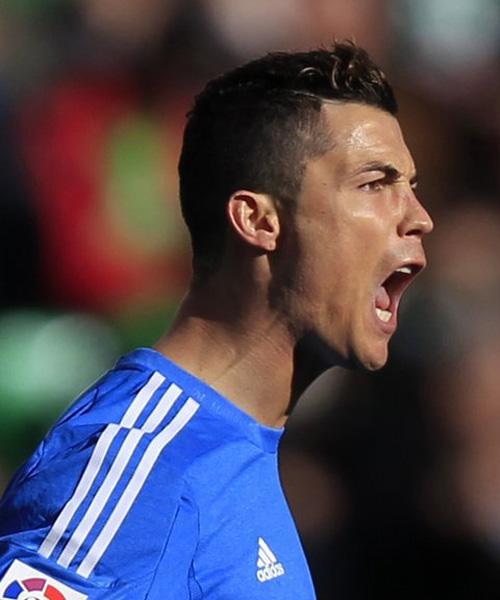 山东泰山今天下午在基地举行球迷开放日，一百多名球迷到场